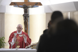 5-Misa matutina en la capilla de la Domus Sanctae Marthae: <i>En el camino de la pobreza</i>