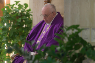 6-Celebrazione della Santa Messa nella Cappella della <i>Domus Sanctae Marthae</i>: La vanità ci allontana dalla Croce di Cristo