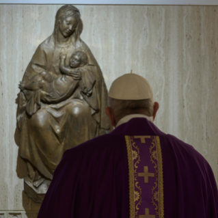 8-Celebrazione della Santa Messa nella Cappella della <i>Domus Sanctae Marthae</i>: La vanità ci allontana dalla Croce di Cristo