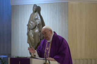 7-Celebrazione della Santa Messa nella Cappella della <i>Domus Sanctae Marthae</i>: La vanità ci allontana dalla Croce di Cristo