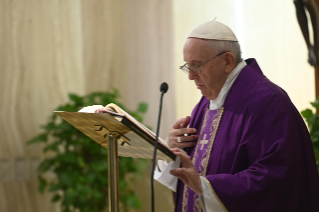 1-Celebrazione della Santa Messa  nella Cappella della <i>Domus Sanctae Marthae</i>: Vivere in casa, ma non sentirsi a casa