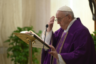 4-Misa celebrada por el papa Francisco de forma privada en la capilla de la Casa Santa Marta: <i>Vivir en casa, pero no sentirse en casa</i>