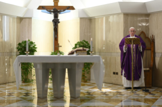 7-Misa celebrada por el papa Francisco de forma privada en la capilla de la Casa Santa Marta: <i>Vivir en casa, pero no sentirse en casa</i>