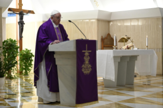 6-Misa celebrada por el papa Francisco de forma privada en la capilla de la Casa Santa Marta: <i>Vivir en casa, pero no sentirse en casa</i>