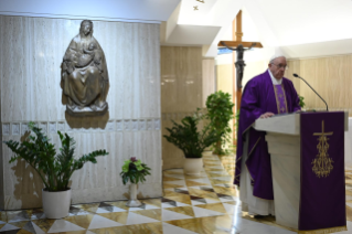 3-Misa celebrada por el papa Francisco de forma privada en la capilla de la Casa Santa Marta: <i>Vivir en casa, pero no sentirse en casa</i>