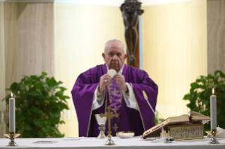 9-Misa celebrada por el papa Francisco de forma privada en la capilla de la Casa Santa Marta: <i>Vivir en casa, pero no sentirse en casa</i>