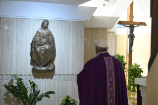 11-Misa celebrada por el papa Francisco de forma privada en la capilla de la Casa Santa Marta: <i>Vivir en casa, pero no sentirse en casa</i>