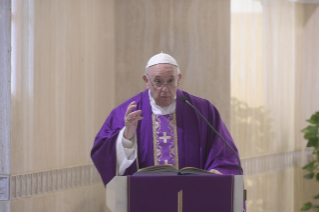 2-Misa celebrada por el papa Francisco de forma privada en la capilla de la Casa Santa Marta: <i>Dirigirse al Señor con nuestra verdad</i>