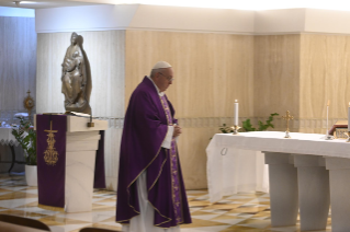 8-Misa celebrada por el papa Francisco de forma privada en la capilla de la Casa Santa Marta. <i>Pedir perdón implica perdonar</i>