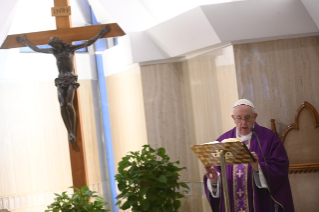 10-Misa celebrada por el papa Francisco de forma privada en la capilla de la Casa Santa Marta. <i>Pedir perdón implica perdonar</i>