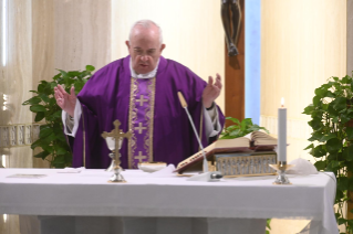 9-Misa celebrada por el papa Francisco de forma privada en la capilla de la Casa Santa Marta. <i>Pedir perdón implica perdonar</i>