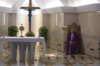 4-Misa celebrada por el papa Francisco de forma privada en la capilla de la Casa Santa Marta. <i>Pedir perdón implica perdonar</i>