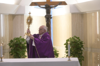 3-Misa celebrada por el papa Francisco de forma privada en la capilla de la Casa Santa Marta. <i>Pedir perdón implica perdonar</i>