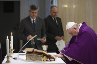 1-Misa celebrada por el papa Francisco de forma privada en la capilla de la Casa Santa Marta: <i>Nuestro Dios está cerca y nos pide que estemos cerca unos de otros</i>