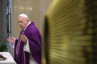 2-Misa celebrada por el papa Francisco de forma privada en la capilla de la Casa Santa Marta: <i>Nuestro Dios está cerca y nos pide que estemos cerca unos de otros</i>