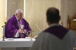 5-Misa celebrada por el papa Francisco de forma privada en la capilla de la Casa Santa Marta: <i>Nuestro Dios está cerca y nos pide que estemos cerca unos de otros</i>