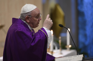 8-Misa celebrada por el papa Francisco de forma privada en la capilla de la Casa Santa Marta: <i>Nuestro Dios está cerca y nos pide que estemos cerca unos de otros</i>