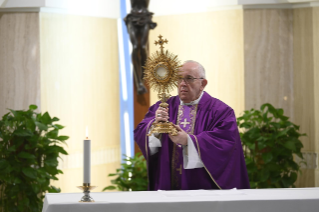 13-Misa celebrada por el papa Francisco de forma privada en la capilla de la Casa Santa Marta: <i>Nuestro Dios está cerca y nos pide que estemos cerca unos de otros</i>