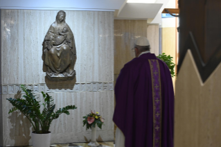 14-Misa celebrada por el papa Francisco de forma privada en la capilla de la Casa Santa Marta: <i>Nuestro Dios está cerca y nos pide que estemos cerca unos de otros</i>