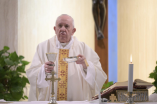 5-Misa celebrada por el papa Francisco de forma privada en la capilla de la Casa Santa Marta: <i>Vivir en lo concreto de lo cotidiano y del misterio</i>