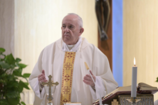 4-Misa celebrada por el papa Francisco de forma privada en la capilla de la Casa Santa Marta: <i>Vivir en lo concreto de lo cotidiano y del misterio</i>