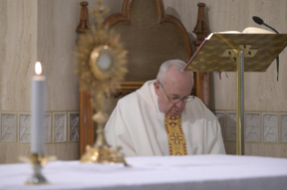 7-Misa celebrada por el papa Francisco de forma privada en la capilla de la Casa Santa Marta: <i>Vivir en lo concreto de lo cotidiano y del misterio</i>