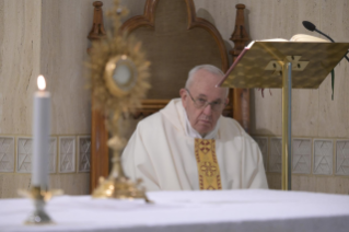 11-Misa celebrada por el papa Francisco de forma privada en la capilla de la Casa Santa Marta: <i>Vivir en lo concreto de lo cotidiano y del misterio</i>