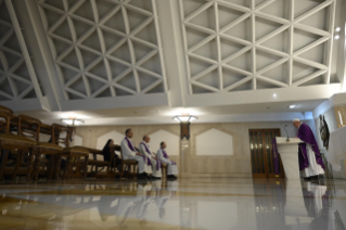 5-Misa celebrada por el papa Francisco de forma privada en la capilla de la Casa Santa Marta: <i>Volver a Dios es volver al abrazo del Padre</i>