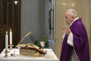 10-Misa celebrada por el papa Francisco de forma privada en la capilla de la Casa Santa Marta: <i>Volver a Dios es volver al abrazo del Padre</i>