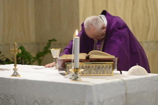 12-Misa celebrada por el papa Francisco de forma privada en la capilla de la Casa Santa Marta: <i>Volver a Dios es volver al abrazo del Padre</i>