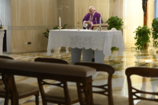 14-Misa celebrada por el papa Francisco de forma privada en la capilla de la Casa Santa Marta: <i>Volver a Dios es volver al abrazo del Padre</i>