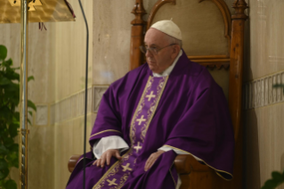 6-Misa celebrada por el papa Francisco de forma privada en la capilla de la Casa Santa Marta: <i>Volver a Dios es volver al abrazo del Padre</i>