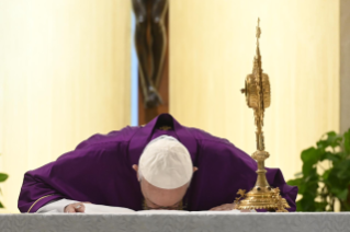 11-Celebrazione della Santa Messa nella Cappella della <i>Domus Sanctae Marthae</i>: Tornare a Dio è tornare all’abbraccio del Padre