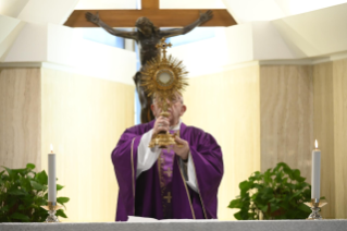 13-Misa celebrada por el papa Francisco de forma privada en la capilla de la Casa Santa Marta: <i>Volver a Dios es volver al abrazo del Padre</i>