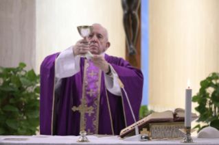 4-Messe quotidienne dans la chapelle de la résidence Sainte-Marthe: « Avec le “ cœur nu ” »