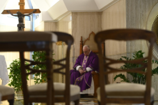 9-Misa celebrada por el papa Francisco de forma privada en la capilla de la Casa Santa Marta: <i>Qué sucede cuando pasa Jesús</i>