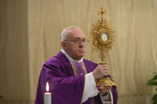 10-Misa celebrada por el papa Francisco de forma privada en la capilla de la Casa Santa Marta: <i>Qué sucede cuando pasa Jesús</i>