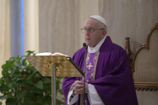 1-Misa celebrada por el papa Francisco de forma privada en la capilla de la Casa Santa Marta: <i>Debemos rezar con fe, perseverancia y valent&#xed;a</i>