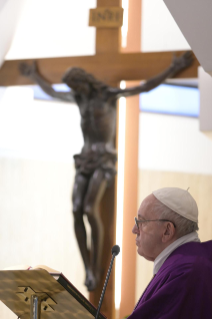 3-Misa celebrada por el papa Francisco de forma privada en la capilla de la Casa Santa Marta: <i>Debemos rezar con fe, perseverancia y valent&#xed;a</i>