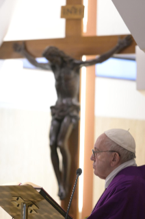 3-Messe quotidienne dans la chapelle de la résidence Sainte-Marthe : « Il faut prier avec foi, persévérance et courage »