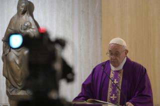 5-Misa celebrada por el papa Francisco de forma privada en la capilla de la Casa Santa Marta: <i>Debemos rezar con fe, perseverancia y valent&#xed;a</i>