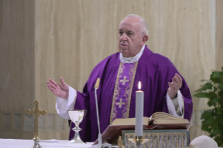 7-Misa celebrada por el papa Francisco de forma privada en la capilla de la Casa Santa Marta: <i>Debemos rezar con fe, perseverancia y valent&#xed;a</i>