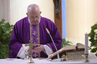 6-Misa celebrada por el papa Francisco de forma privada en la capilla de la Casa Santa Marta: <i>Debemos rezar con fe, perseverancia y valent&#xed;a</i>