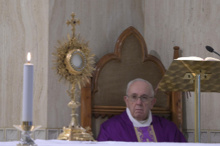 11-Misa celebrada por el papa Francisco de forma privada en la capilla de la Casa Santa Marta: <i>Debemos rezar con fe, perseverancia y valent&#xed;a</i>