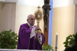 9-Santa Missa celebrada na capela da Casa Santa Marta: "Devemos orar com fé, perseverança e coragem"