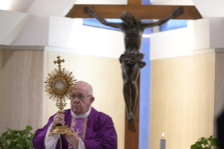 10-Santa Missa celebrada na capela da Casa Santa Marta: "Devemos orar com fé, perseverança e coragem"