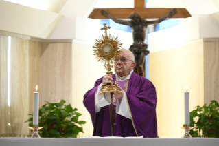 11-Celebrazione della Santa Messa nella Cappella della <i>Domus Sanctae Marthae</i>: La malattia dell'accidia e l’acqua che ci rigenera