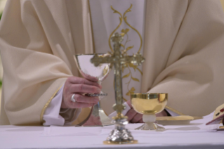 1-Misa celebrada por el papa Francisco de forma privada en la capilla de la Casa Santa Marta: <i>Ante el misterio</i>