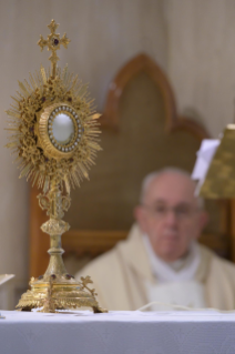 2-Misa celebrada por el papa Francisco de forma privada en la capilla de la Casa Santa Marta: <i>Ante el misterio</i>