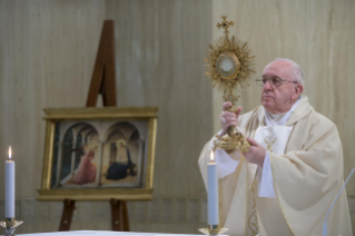4-Misa celebrada por el papa Francisco de forma privada en la capilla de la Casa Santa Marta: <i>Ante el misterio</i>